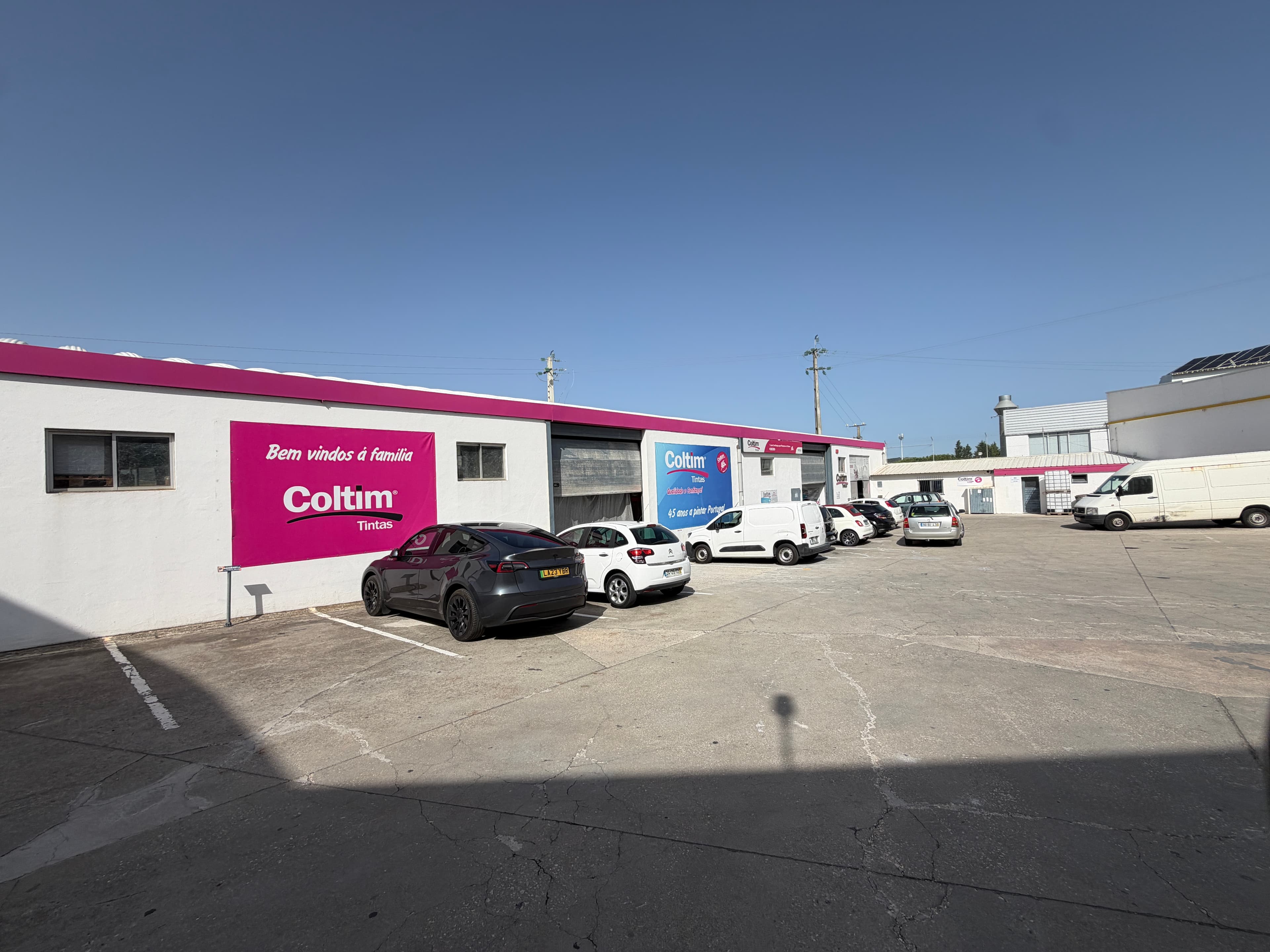 Entrada das instalações da Coltim em Torres Vedras, com a mensagem Bem-vindos à família Coltim